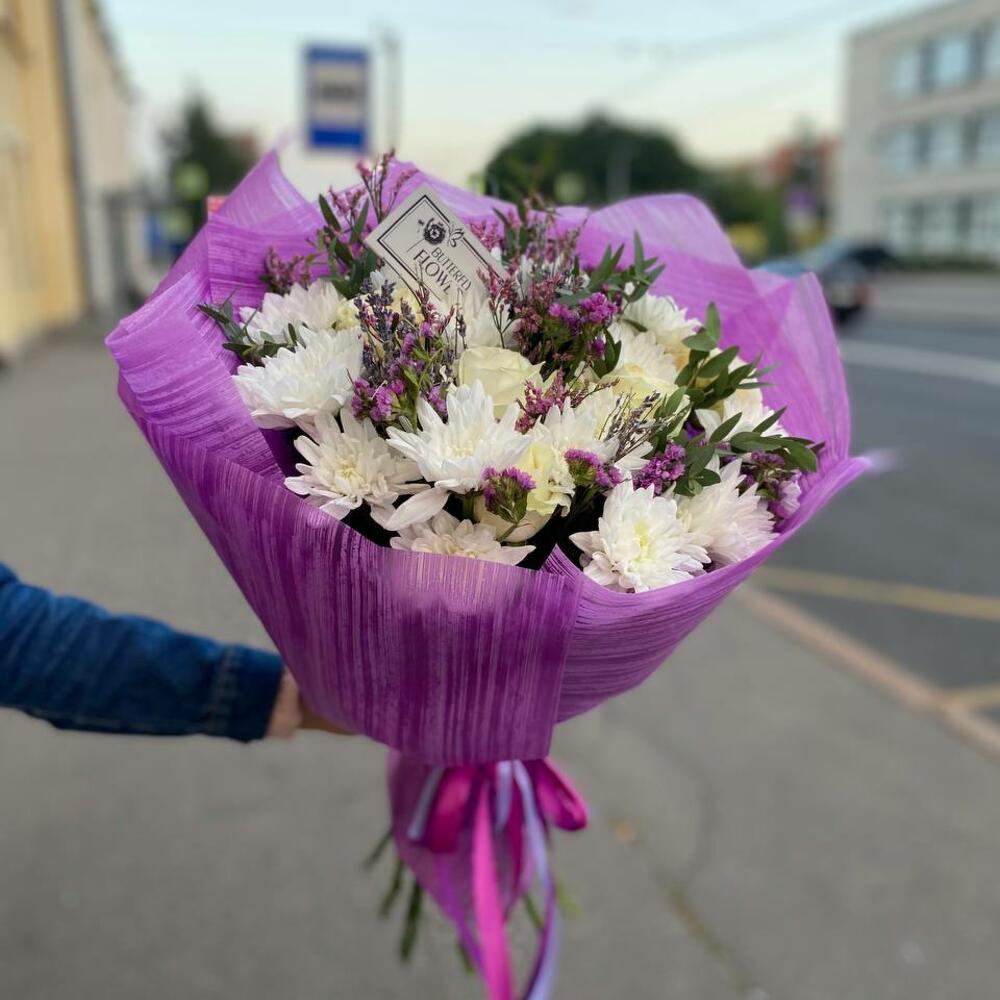 Букет из лаванды, кустовых хризантем, роз, лимониума, статицы и эвкалипта в стильной упаковке