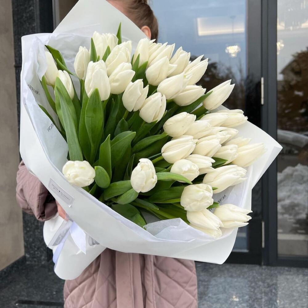 Букет из 35 белых Тюльпанов